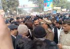 न्याय की मांग ने लिया उग्र रूप, सड़कों पर उतरे वकील