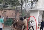 गंभीर मुकदमे का आरोपी थाने में पुलिस संग खेलता दिखा वॉलीबॉल