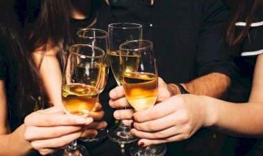 होगा राष्ट्रीय शोक.... हमारा तो शौक बड़ा है,  होटलों में न्यू ईयर का होगा धमाल,    धूम धड़ाका, रेन डांस के साथ सारी रात नाचेंगे लोग