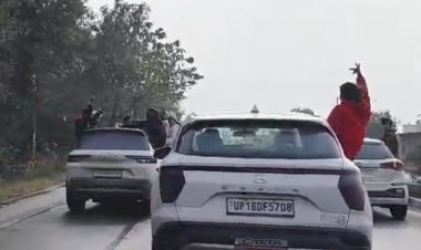 सोशल मीडिया पर हवाबाजी: कार सवार लड़को ने जान जोखिम में डालकर जमकर किये स्टंट