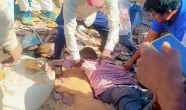 टाइल्स से भरा ट्रक पलटा, एक की मौत, तीन घायल