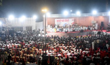 आओ गले मिलें: सपा कार्यालय पर होली-ईद मिलन सद्भाव समारोह