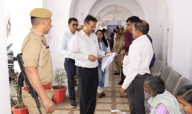 जिलाधिकारी ने जनता दर्शन में सुनीं समस्याएं, अधिकारियों को दिए त्वरित निस्तारण के निर्देश