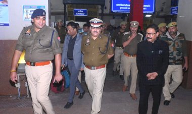 दिल्ली धमाके के बाद बरेली में अलर्ट, एडीजी रमित शर्मा और एसएसपी अनुराग आर्य ने निकाला फ्लैग मार्च