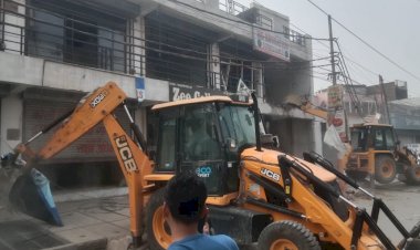 तौकीर रजा के करीबी कॉलोनाइजर आरिफ की दो संपत्तियों पर चला बुलडोजर, माहौल तनावपूर्ण