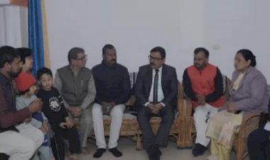 मासूमों पर टूटा दुखों का पहाड़, डीएम बने सहारा