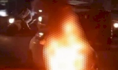 सड़क पर खड़ी कर में अचानक लगी आग 