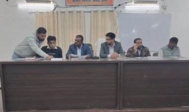 मीरगंज में फार्मर रजिस्ट्री की समीक्षा