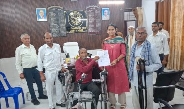 दिव्यांग को ट्राइसाइकिल देकर प्रशासन ने दी त्वरित राहत