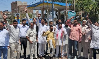 खड़गे और पवन खेड़ा के समर्थन में कांग्रेस का प्रदर्शन