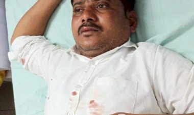 चलती ट्रेन से धक्का देकर घायल किया यात्री