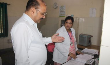 मेरठ: सीएचसी माछरा पहुंचे डीएम डॉ. वी.के. सिंह; दवाइयों की एक्सपायरी जांची