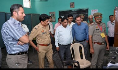 बुलंदशहर: पुलिस भर्ती परीक्षा केंद्रों पर पहुंचे DM कुमार हर्ष और SSP दिनेश सिंह; सीसीटीवी और सुरक्षा चक्र का लिया जायजा