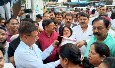 जौहर यूनिवर्सिटी पर कार्रवाई के विरोध में सपा का प्रदर्शन, राज्यपाल के नाम सौंपा ज्ञापन
