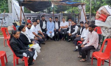 तोड़फोड़ के विरोध में टूटी कुर्सियां लेकर सड़कों पर उतरे वकील