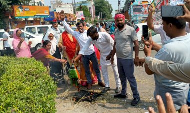 एसआईआर के विरोध में सपा का प्रदर्शन, ज्ञानेश कुमार का पुतला फूंका