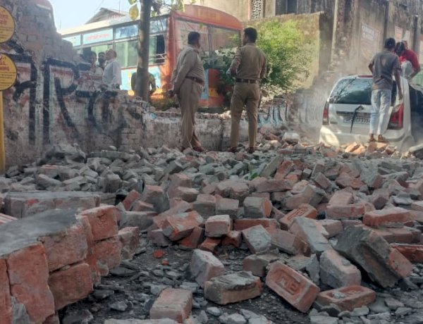 बरेली: रोडवेज की दीवार गिरने से रिक्शा चालक घायल, पार्षद ने दी 400 मीटर लंबी दूसरी जर्जर दीवार गिरने की चेतावनी