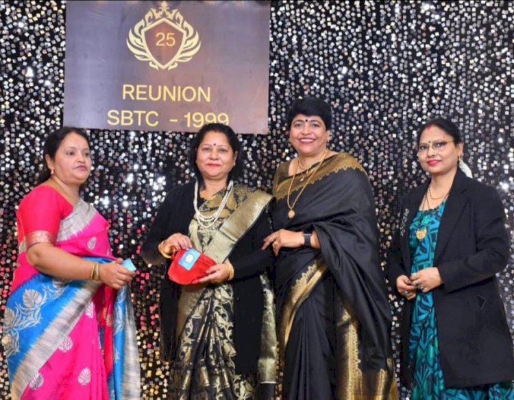 एक स्कूल में 25 साल पूरे करने वाली शिक्षिका रश्मि कंचन का हुआ सम्मान