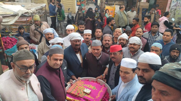 सपा मुखिया अखिलेश यादव ने दरगाह-ए-तहसीनी पर भेजी चादर