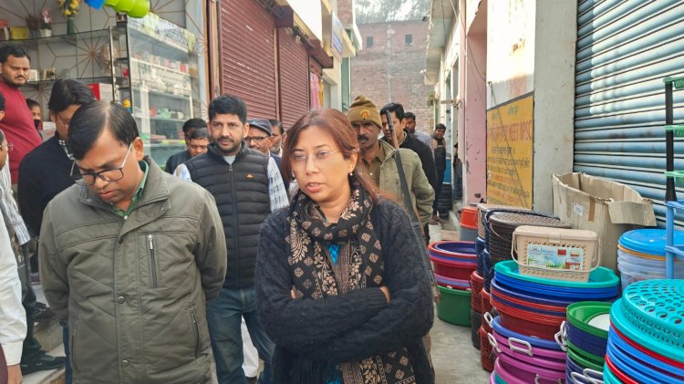 बरेली में एसडीएम बोलीं, ठेकेदार ने सड़क में किया घटिया निर्माण, दोबारा निर्माण की चेतावानी, कार्यदायी संस्था को नोटिस