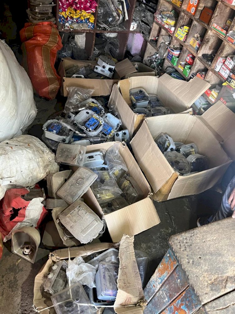 बिजली विभाग मीटर घोटाला: बड़े साहब सेट, छोटे की कुर्बानी...