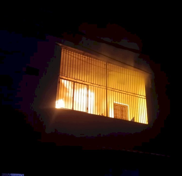 शॉर्ट सर्किट से बुक डिपो के गोदाम में आग, लाखों का नुकसान