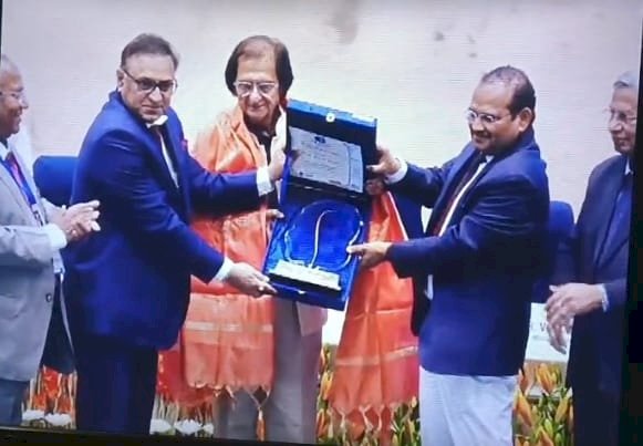 अंतर्राष्ट्रीय शायर प्रोफेसर वसीम बरेलवी भारत शिक्षा लाइफटाइम अचीवमेंट अवार्ड सम्मानित 