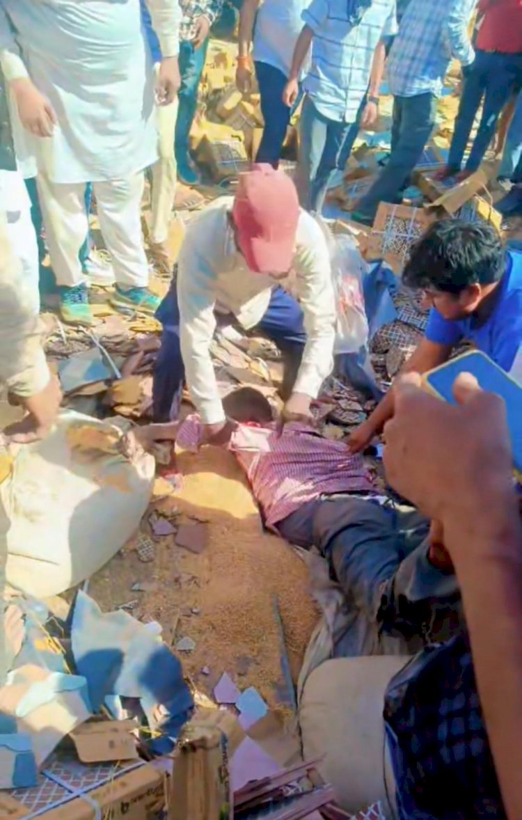 टाइल्स से भरा ट्रक पलटा, एक की मौत, तीन घायल