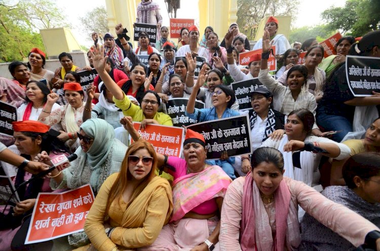लखनऊ में समाजवादी महिला सभा का जोरदार प्रदर्शन: गांधी प्रतिमा पर काली पट्टी बांधकर दिल्ली की मुख्यमंत्री रेखा गुप्ता के खिलाफ जताया विरोध