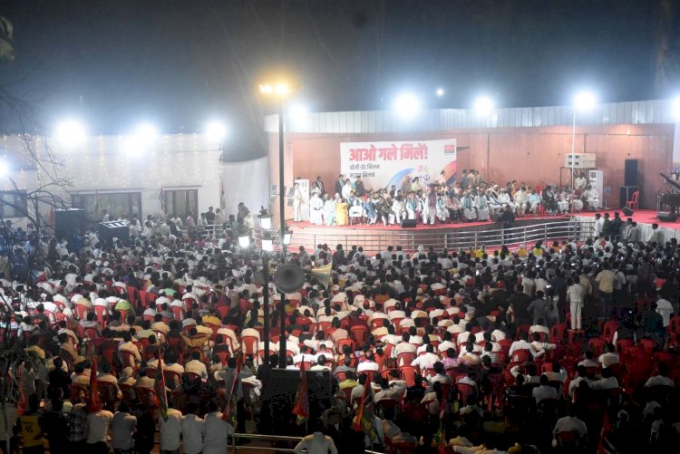 आओ गले मिलें: सपा कार्यालय पर होली-ईद मिलन सद्भाव समारोह