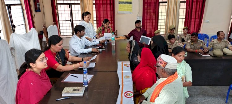 जनसुनवाई: महिला आयोग की सदस्य पुष्पा पांडे ने सुनी शिकायतें, दिए दिशा-निर्देश