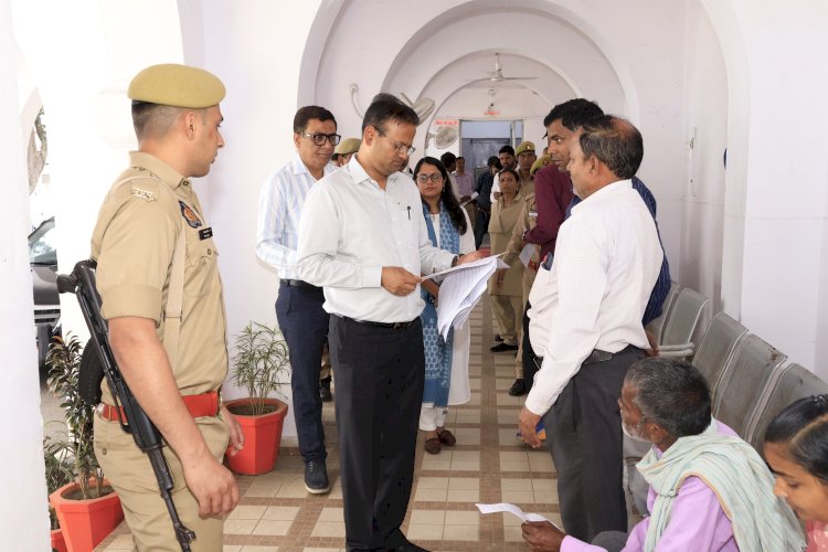 जिलाधिकारी ने जनता दर्शन में सुनीं समस्याएं, अधिकारियों को दिए त्वरित निस्तारण के निर्देश