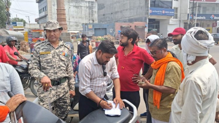 सड़क पर अतिक्रमण करने वालों पर चला नगर निगम का डंडा, 14,700 रुपये जुर्माना वसूला