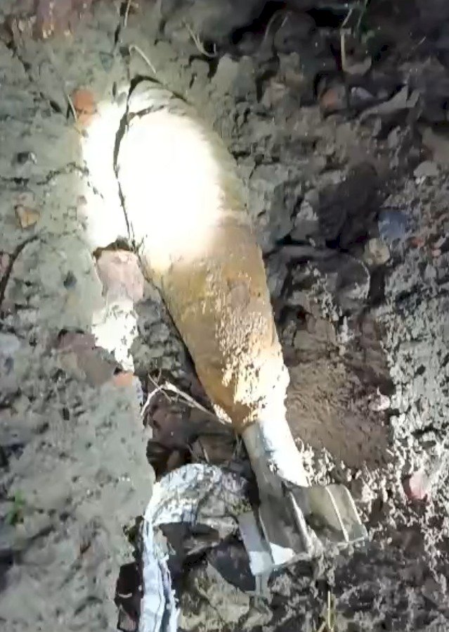 रेलवे ट्रैक किनारे मिट्टी में मिला सेना का मोर्टार सेल, आर्मी और पुलिस ने कराया डिस्पोज