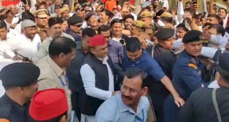 अखिलेश यादव का बरेली पहुँचे पर जोरदार हुआ स्वागत