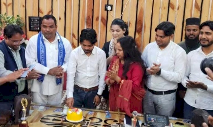 युवा शायर फहीम दानिश का जन्मदिन धूमधाम से मनाया, बसपा नेता तौफीक प्रधान ने दर्जनों शायरों को किया सम्मानित