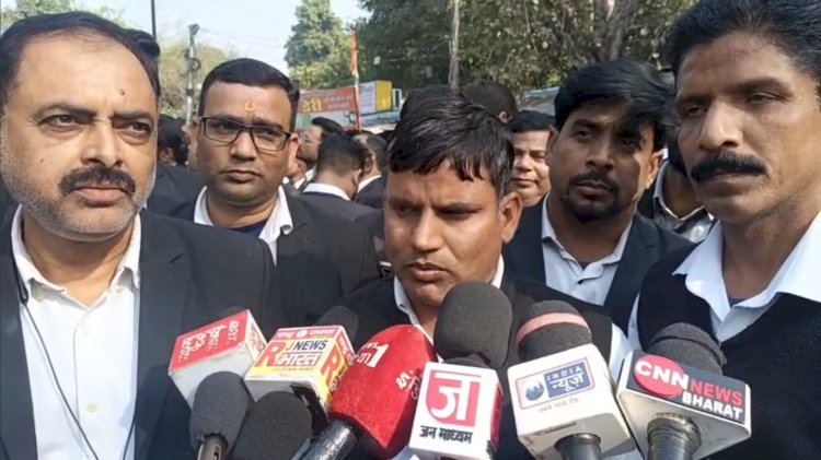 वादा खिलाफी के विरोध में अधिवक्ताओं का फ्लैग मार्च, CO सर्किल सेकेंड के खिलाफ नारेबाजी