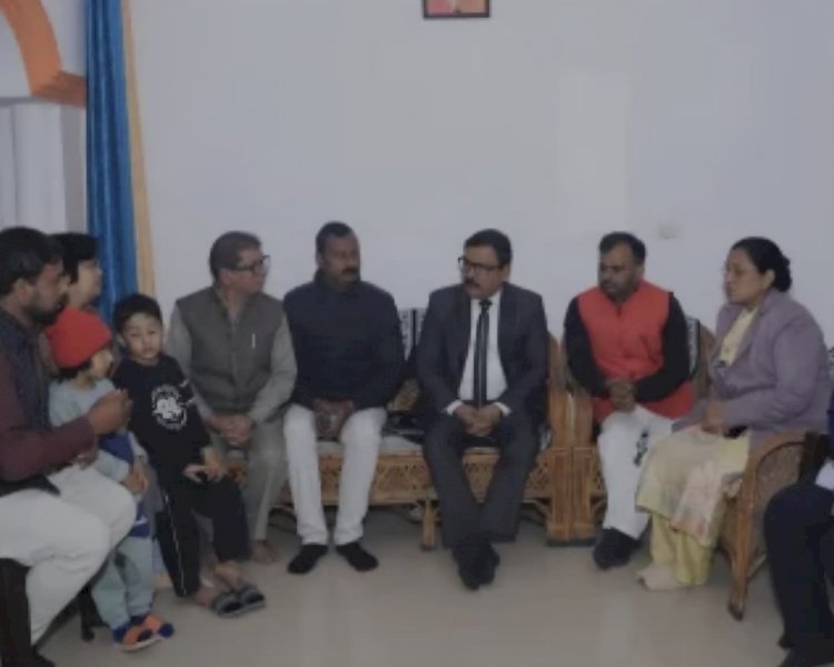 मासूमों पर टूटा दुखों का पहाड़, डीएम बने सहारा