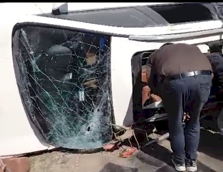 कार पलटी ,महिला की मौत