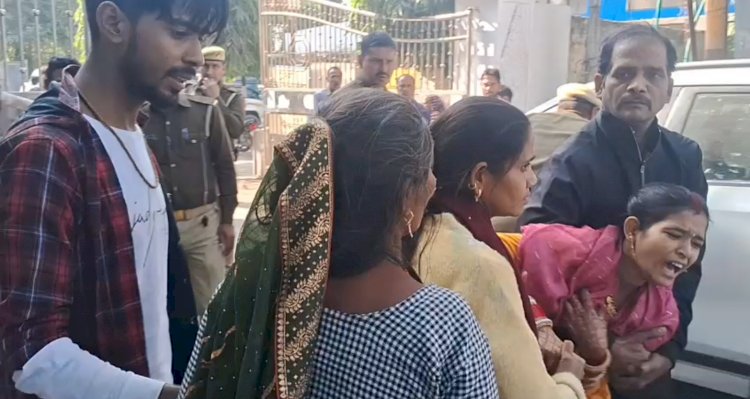 बरेली कलेक्ट्रेट गेट पर हाईवोल्टेज ड्रामा