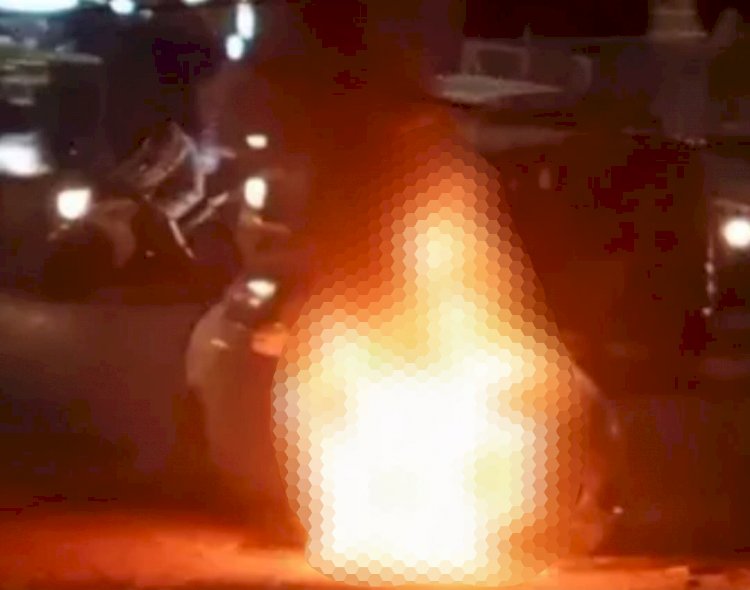 सड़क पर खड़ी कर में अचानक लगी आग 