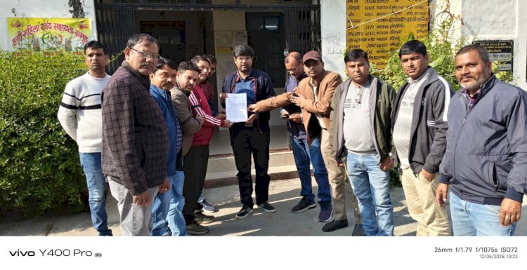 ग्राम पंचायत सचिवों का धरना