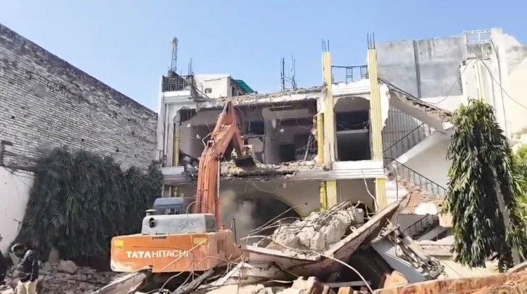 एवान-ए-फ़रहत पर इंसाफ़ की बरसात