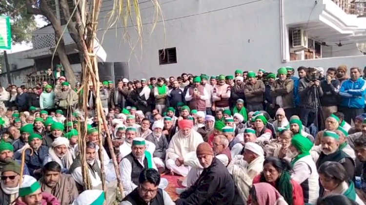 गन्ना भवन बना संघर्ष का मैदान