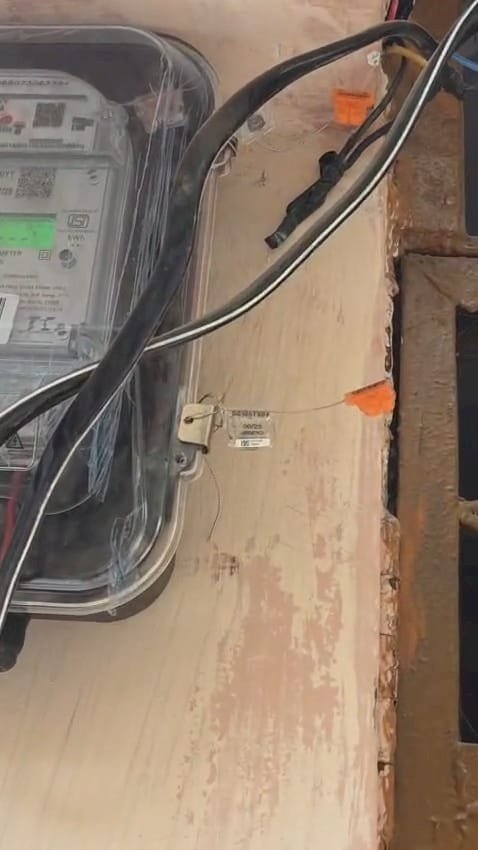 मीटर लगाने पहुंची टीम से बवाल