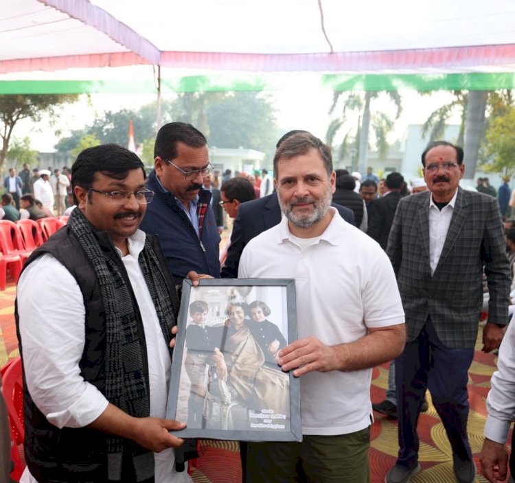राहुल गांधी से मिले कांग्रेस जिलाध्यक्ष जियाउर्रहमान, पोट्रेट किया भेंट