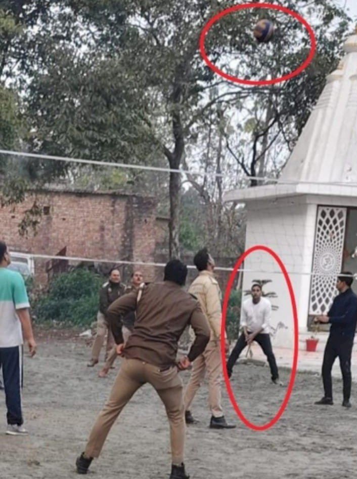 गंभीर मुकदमे का आरोपी थाने में पुलिस संग खेलता दिखा वॉलीबॉल