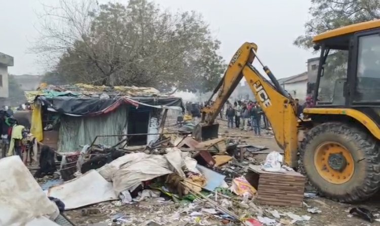 रेलवे जमीन से अतिक्रमण हटाने की सख्त कार्रवाई