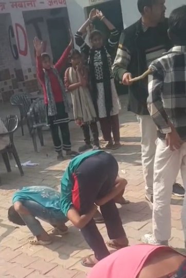 मेरठ के स्कूल में छात्रों को ‘मुर्गा’ बनाकर सजा देने का वायरल वीडियो
