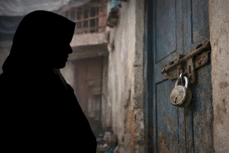 शोक में डूबी विधवा को परिवार सहित दबंगो ने किया बेघर